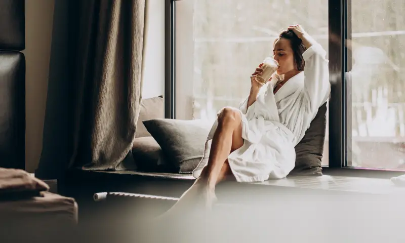 Kvinde i badekåbe på et wellnessophold